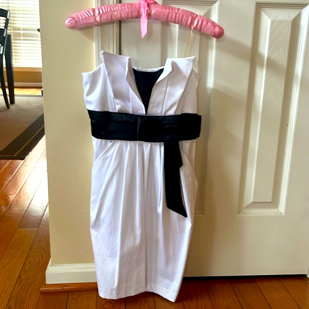 White strapless dress. Never worn. Polyester, cotton and spandex.